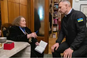 Костенко пригадала, що цей старовинний сквер вже рятували колись від забудови