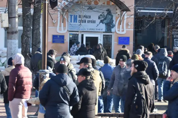 Чому в понеділок сформувалися величезні черги під ТЦК: пояснення