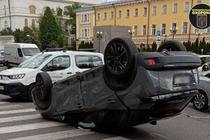 У центрі Києва перекинулося авто: рух бульваром Тараса Шевченка ускладнено