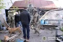 За місцем проживання зловмисника правоохоронці виявили та вилучили зброю та понад 300 патронів калібру 5,45 мм