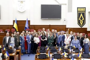 Сесійна зала Київради розквітла різнобарв'ям традиційного українського вбрання