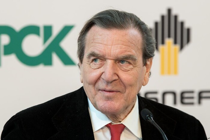 Ексканцлер Німеччини на 9 травня відвідав вечірку в російському посольстві