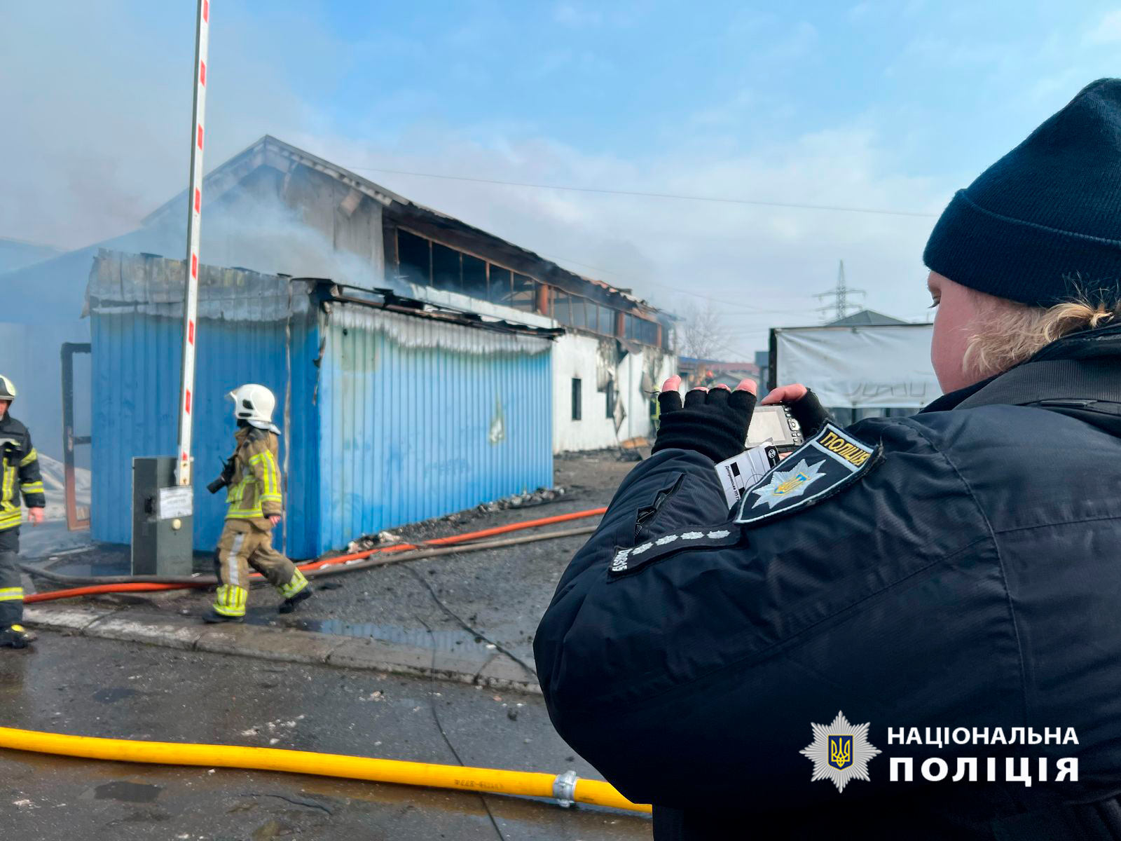 Поліцейські встановлюють обставини масштабної пожежі на СТО у Дніпровському районі столиці
