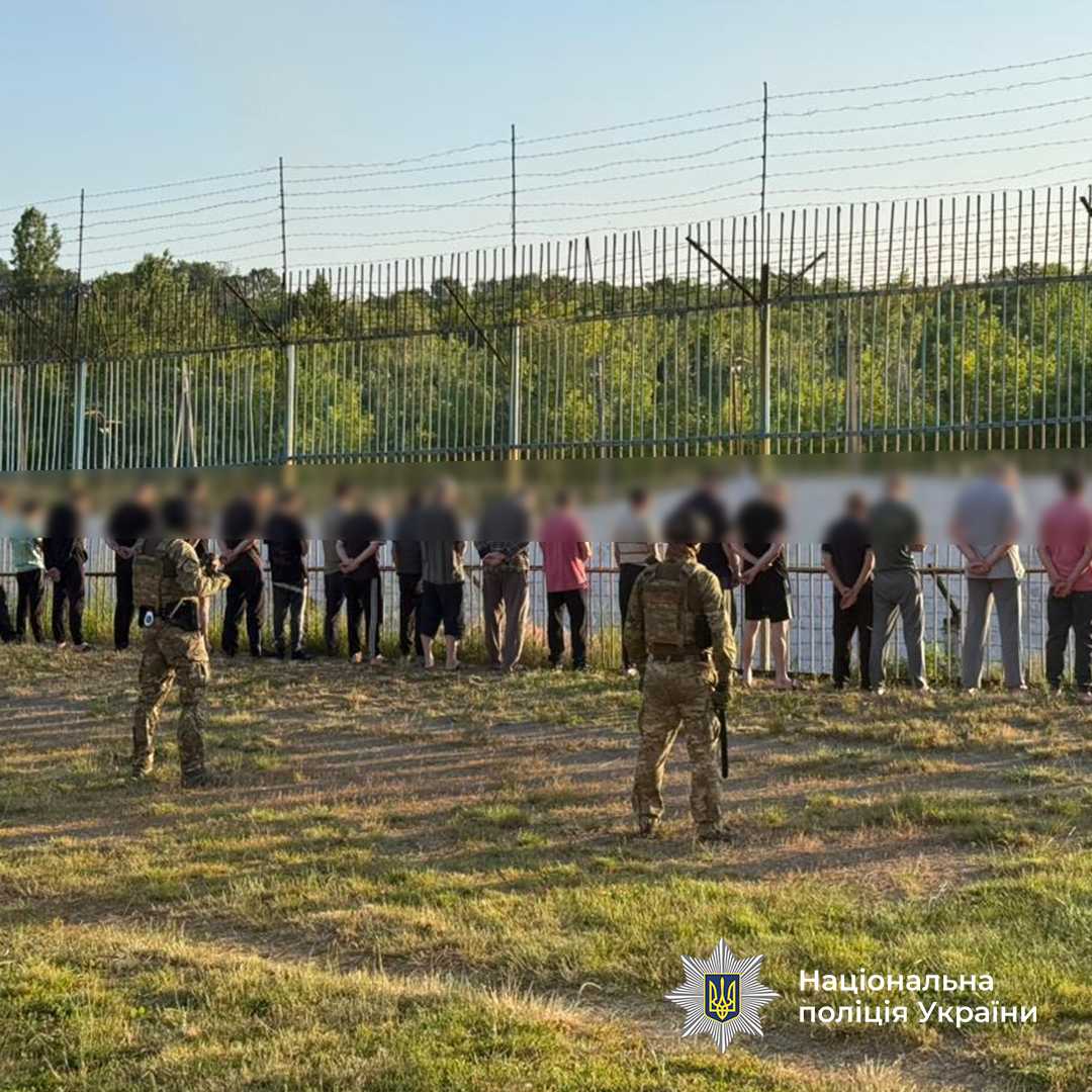 Правоохоронці провели обшуки за місцями проживання й утримання фігурантів