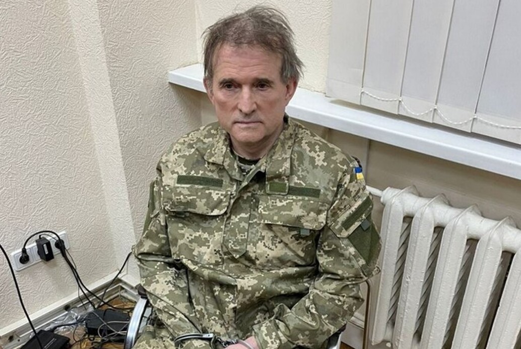 Невдале маскування. При втечі Медведчук нап’яв на себе піксель, але його все одно впізнали. Навесні 2022-го СБУ провела блискучу операцію з затримання втікача