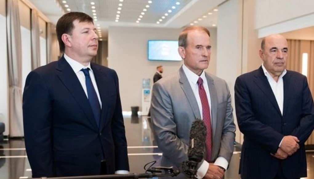 Тарас Козак (перший зліва) разом з Медведчуком та Рабіновичем у Москві. 2021 рік